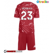 Otroške Nogometnih dresov Liverpool Victor Munoz #23 Domači 2026-27 Kratki rokavi (+ hlače)